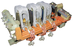 Электромагнитные контакторы переменного тока предназначены для применения в стационарных установках для дистанционного включения и отключения приемников электрической энергии на напряжение до 600 В переменного тока 50 и 60 Гц.